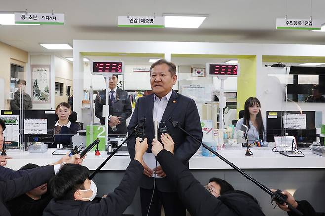 이상민 행정안전부 장관이 지난 19일 오후 서울 종로구 청운효자동주민센터에 정부 행정전산망 장애 복구 현장점검을 나와 취재진의 질문에 답하고 있다. 연합뉴스