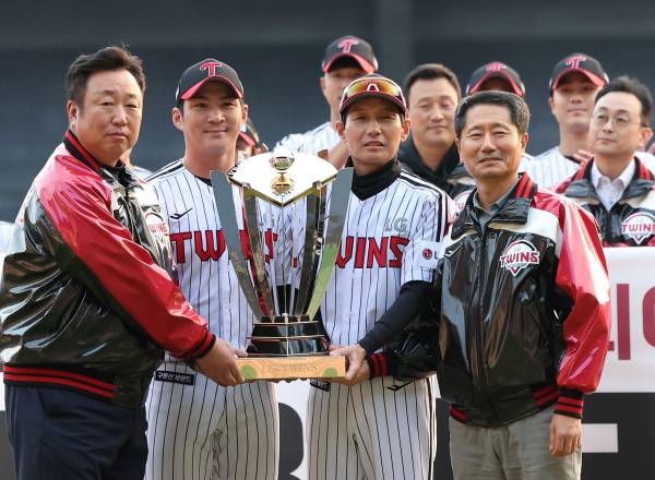 <yonhap photo-2716="">(서울=연합뉴스) 이지은 기자 = 15일 서울 송파구 잠실야구장에서 열린 LG트윈스 정규시즌 우승 트로피 전달식에서 차명석 단장, 주장 오지환, 염경엽 감독, 김인석 대표이사가 트로피를 들고 기념촬영하고 있다. </yonhap>