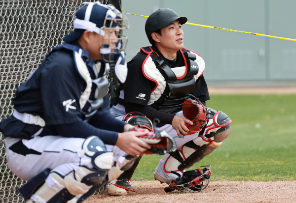 <yonhap photo-0729="">19일(현지시간) 미국 애리조나주 투손 키노스포츠 콤플렉스에서 열린 월드베이스볼클래식(WBC) 2023 대한민국 대표팀 훈련. kt 포수 강현우가 대표팀 포수 양의지 옆에서 훈련을 돕고 있다. [연합뉴스]</yonhap>