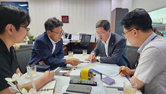 김학용 의원이 이용옥 국토부 도로국장을 비롯한 실무진과 협의를 하고 있다.  [사진=김학용 의원실]