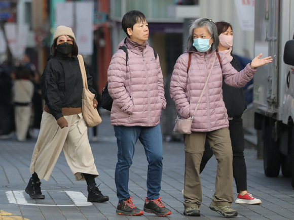 서울 중구 명동거리에서 관광객들이 초겨울 옷차림으로 이동하고 있다. [사진=뉴시스]