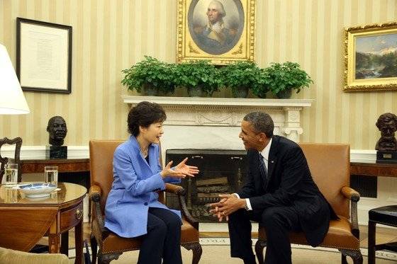 박근혜 대통령이 2013년 5월 7일 오전(현지시간) 미국 워싱턴 백악관에서 버락 오바마 미국 대통령과 정상회담을 갖고 있다. 이 날 양측은 60주년을 맞은 양국 동맹의 발전 및 대북 대응의 공조 방안 등을 집중 협의했다. 중앙포토