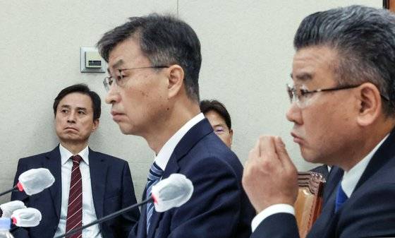 지난달 13일 국회 국정감사에 출석한 최재해 감사원장(가운데)과 유병호 사무총장(오른쪽)의 모습. 왼쪽은 조은석 감사위원. 김성룡 기자