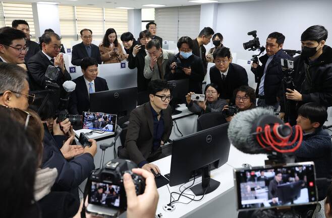 한국어 능력 등 외국인 사회통합프로그램 평가를 위한 시스템을 살펴보고 있는 한동훈 장관. 뉴스1