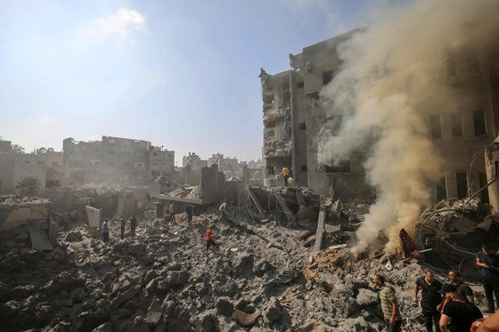 이달 2일 이스라엘의 공격으로 파괴된 가자 지구의 난민 캠프 건물. AFP=연합뉴스