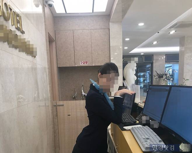 A호텔 프런트에서 근무했던 B씨/사진=제보자 제공