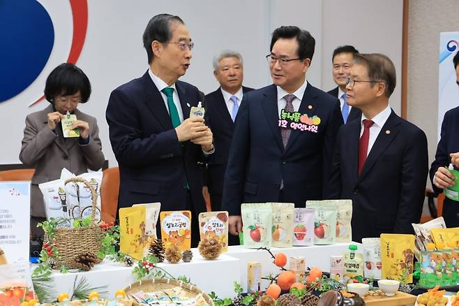 한덕수 국무총리(사진 왼쪽에서 두번째)와 정황근 농림축산식품부 장관(사진 왼쪽에서 네번째)을 비롯한 국무위원들이 21일 정부서울청사에서 열린 국무회의에 앞서 지역 농산물로 만든 식품을 시식하고 있다. 농림축산식품부 제공