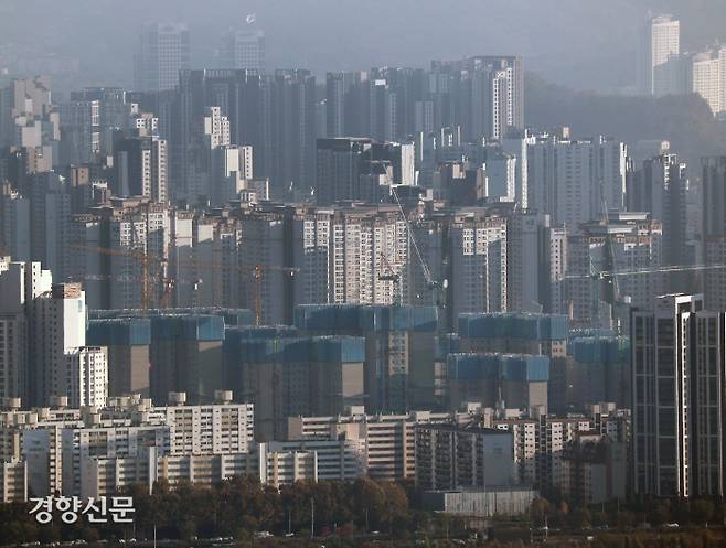 신기루 같은 강남 부동산 공시가격 현실화 계획 재수립방안을 심의·의결한 중앙부동산가격공시위원회가 열린 21일 남산에서 서울 서초구 일대의 아파트가 보이고 있다. 조태형 기자 phototom@kyunghyang.com