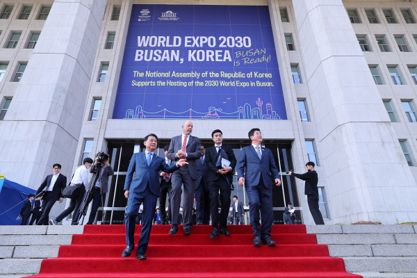 지난 4월 3일 국제박람회기구(BIE) 현지실사단 방문 당시 국회 본청에 걸린 휘장에 ‘부산 이즈 레디’가 쓰여 있다. 부산엑스포 유치위는 앞으로 남은 기간 동안 ‘부산 이즈 넘버원’이란 캐치프레이즈로 홍보에 주력할 계획이다.  부산엑스포 유치위.