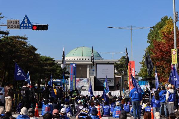 지난달 29일 여의도 국회 앞에 27개 동물단체와 경기수의사회 등 시민 500여 명이 모여 개 식용 금지 특별법 통과를 촉구하고 있다. 동물권행동 카라 제공