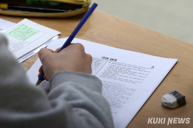 2024학년도 대학수학능력시험이 치러진 지난 16일 서울 용산고등학교에서 수험생들이 시험을 준비하고 있다(위 사진은 기사와 관련 없음). 사진공동취재단