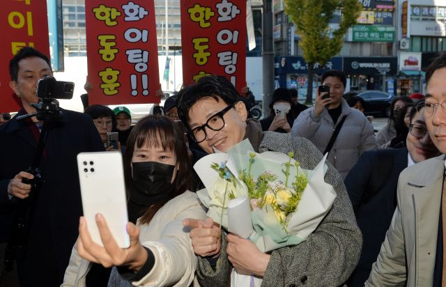 한동훈 법무부 장관이 21일 오전 대전 중구 한국어능력 평가센터 개소식에 참석하기 전 지지자와 기념사진을 찍고 있다. 사진공동취재단