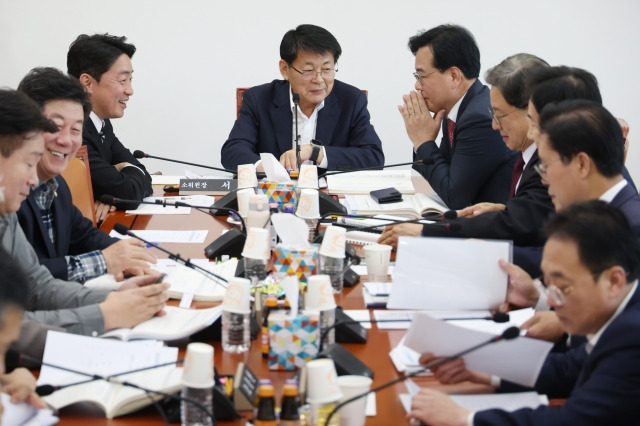 21일 국회에서 열린 예산결산특별위원회 예산심사소위에서 서삼석 위원장이 양당 간사와 대화하고 있다. 왼쪽은 야당 간사인 더불어민주당 강훈식 의원, 오른쪽은 여당 간사인 국민의힘 송언석 의원. 연합뉴스