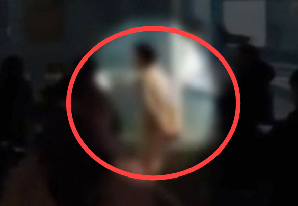 지난 19일 오후 6시15분께 서울 동국대학교 인근에서 30대 남성 A씨가 나체로 거리를 활보하는 모습. [사진 출처 = MBC 보도화면 캡처]