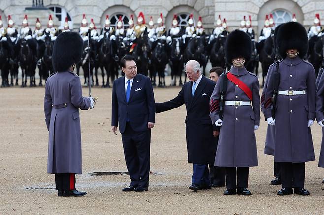 영국을 국빈 방문한 윤석열 대통령이 21일(현지시간) 런던 호스가즈 광장에서 열린 공식환영식에서 찰스 3세 영국 국왕과 왕실 근위대를 사열하고 있다. 2023.11.2