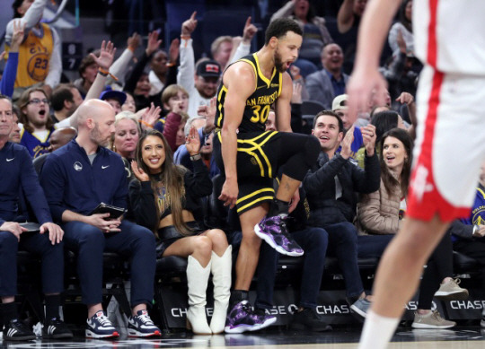 NBA 골든스테이트의 스테픈 커리가 21(한국시간) 미국 캘리포니아주 체이스 센터에서 열린 홈 경기에서 3점슛을 성공한 뒤 세리머니를 하고 있다.  AP뉴시스