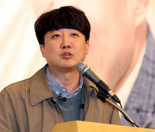 이준석 전 국민의힘 대표가 20일 오후 서울 여의도 국회도서관 대강당에서 열린 하태경 의원의 ‘여의도 렉카’ 출판 기념회에서 축사를 하고 있다. 뉴시스