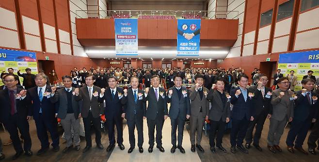 20일 전북대에서 열린 전북도와 지역 대학, 전주시의 미래 수송기기사업단 발대식 및 기업 채용 연계 업무협약식에서 참석자들이 기념촬영을 하고 있다. 전북도 제공