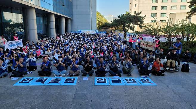 민주노총 공공운수노조 의료연대본부 울산대병원분회는 지난 11월 3일 울산대병원 앞에서 파업투쟁 승리를 위한 결의대를 가졌다. 민주노총 울산본부 제공