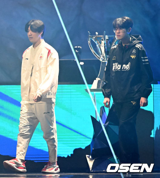 [OSEN=김성락 기자] 19일 오후 서울 구로구 고척스카이돔에서  '2023 LoL 월드 챔피언십' 결승전 T1과 웨이보의 경기가 열렸다. 경기 시작에 앞서 T1 제우스(최우제), 웨이보 더샤이(강승록)가 경기장으로 입장하고 있다. 2023.11.19 / ksl0919@osen.co.kr