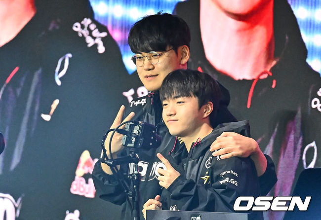 [OSEN=부산, 이석우 기자] 12일 부산 사직체육관에서 2023 LOL 월드챔피언십 4강 T1-징동게이밍의 경기가 열렸다.  T1 원딜 ‘구마유시’ 이민형, 서포터 ‘케리아’ 류민석이 3-1로 징동게이밍에 승리, 결승 진출을 확정 짓고 기념촬영을 하고 있다. 2023.11.12 / foto0307@osen.co.kr