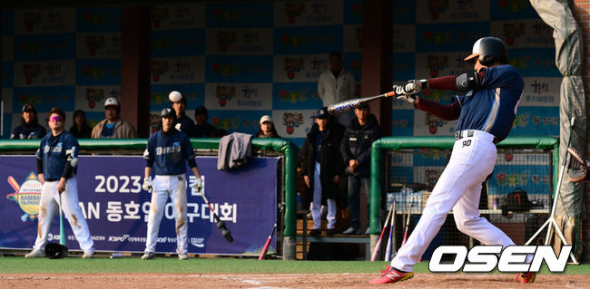 [OSEN=횡성, 조은정 기자] 19일 강원도 횡성 KBO 야구센터에서 '2023 KBO컵 FAN 동호인 야구대회' NC(에이포스)와 KIA(아레스)의 결승전이 열렸다.6회말 NC(에이포스) 신희찬이 적시타를 날리고 있다. 2023.11.19 /cej@osen.co.kr