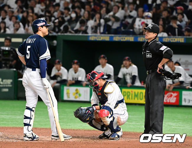 [OSEN=도쿄, 지형준 기자]연장 10회초 무사 1,2루에서 대한민국 김도영이 스트라이크 판정에 불만을 나타내고 있다. 2023.11.19 / jpnews.osen.co.kr