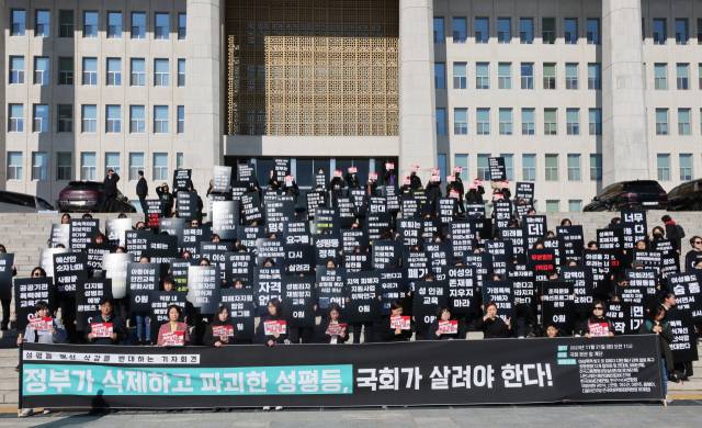 ▲ '여성폭력 방지 및 피해자 지원 예산 감축 철회 촉구 공동행동'이 11월 21일 국회 본청 앞 계단에서 기자회견을 하고 있다. ⓒ연합뉴스