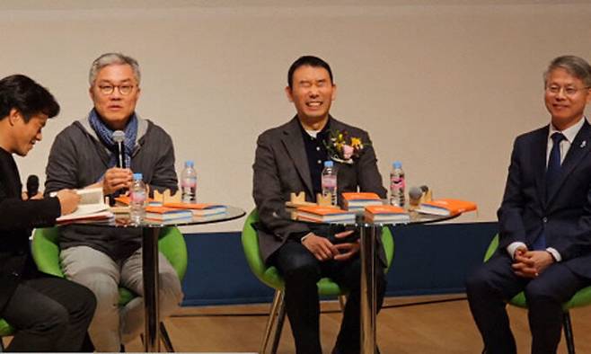 지난 19일 광주 북구 광주과학기술원에서 열린 민형배 더불어민주당 의원(오른쪽) 책 출판 기념회에서 최강욱 전 민주당 의원(〃 세 번째)이 “동물농장에서도 암컷들이 나와서 설치고 이러는 건 잘 없다”고 하자 김용민 민주당 의원(〃 두 번째)과 민 의원이 웃고 있다. 유튜브 나두잼 TV 갈무리