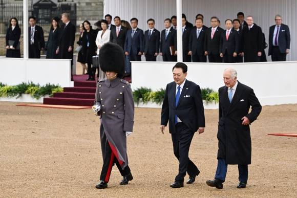 왕실 근위대 사열하는 윤석열 대통령과 찰스3세 국왕 - 영국을 국빈 방문한 윤석열 대통령이 21일(현지시간) 런던 호스가즈 광장에서 열린 공식환영식에서 찰스 3세 영국 국왕과 왕실 근위대를 사열하고 있다. 2023.11.21. 연합뉴스