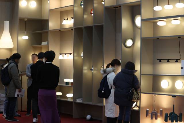 벽지와 바닥재·창호·조명기구 등 마감재 교체는 양도세 필요경비 공제 대상에서 제외된다. 지난 2월 열린 인테리어 전시회 모습. /연합뉴스