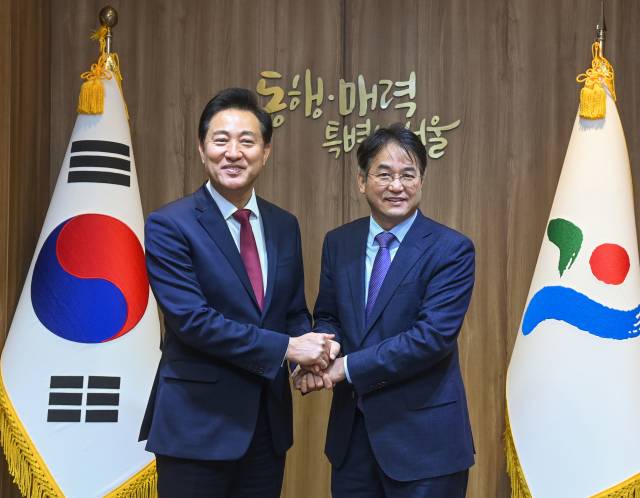 오세훈 서울시장과 이동환 고양시장이 21일 오전 서울시청에서 열린 조찬 겸 '메가시티 서울' 논의를 위한 회동에 참석해 인사를 나누고 있다. 연합뉴스