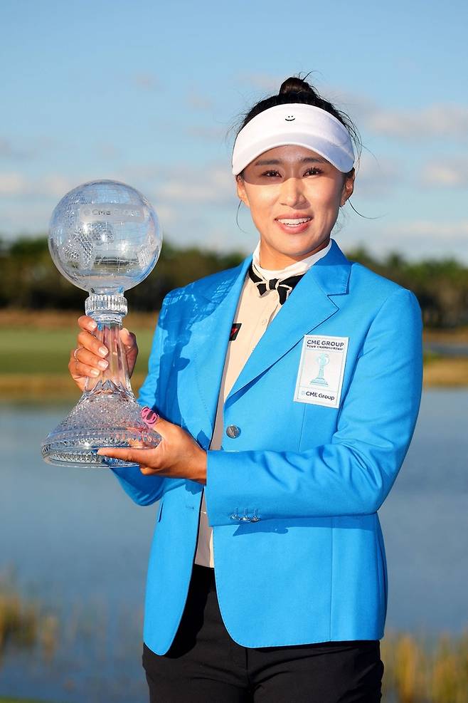 양희영이 지난 20일 미국 플로리다주 네이플스의 티부론GC에서 열린 미국 LPGA 투어 시즌 최종전 CME그룹 투어 챔피언십에서 우승컵을 들고 밝게 웃고 있다.  네이플스｜AFP연합뉴스