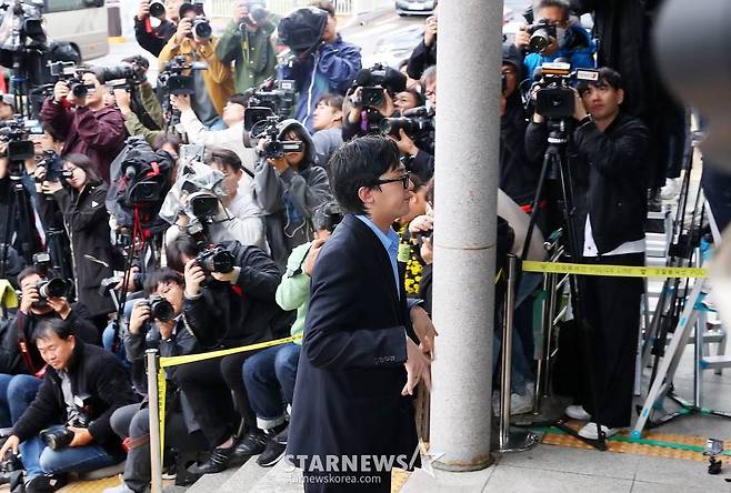 마약 투약 혐의를 받고 있는 가수 지드래곤(본명 권지용)이 6일 오후 인천 남동구 논현경찰서에서 조사를 받기 위해 출석하고 있다. 2023.11.06 /사진=김창현 chmt@