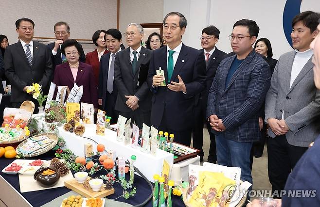 하동 농산물로 만든 식품 살펴보는 국무위원들 (서울=연합뉴스) 황광모 기자 = 한덕수 국무총리와 국무위원들이 21일 오전 서울 종로구 정부서울청사에서 경남 하동의 농산물로 만든 제품을 맛본 뒤 대화를 나누고 있다. 2023.11.21 hkmpooh@yna.co.kr