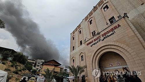 가자지구 인도네시아 병원 가자지구 북부 인도네시아 병원 인근에서 연기가 치솟는 모습
[로이터 연합뉴스 자료사진. 재판매 및 DB 금지]