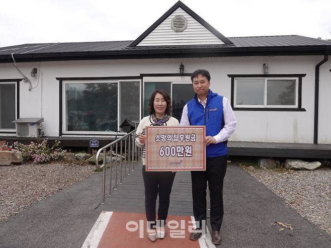 소망의집 권혜숙 원장(왼쪽)과 금융투자협회 허욱 홍보부장.(사진=금투협 제공)