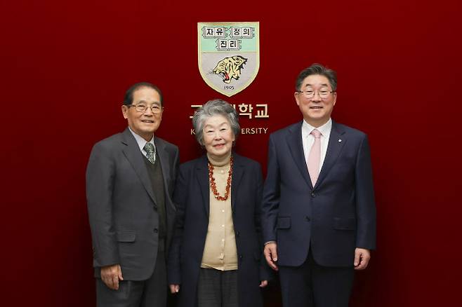 왼쪽부터 정기복 교우, 허영숙 교우, 김동원 고려대 총장(사진=고려대 제공)