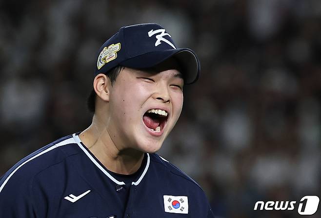 19일 오후 일본 도쿄돔에서 열린 '2023 아시아프로야구챔피언십(APBC)' 결승전 대한민국과 일본의 경기 8회말 2사 만루 상황을 넘긴 대한민국 최지민이 더그아웃으로 향하며 기뻐하고 있다. 2023.11.19/뉴스1 ⓒ News1 이재명 기자