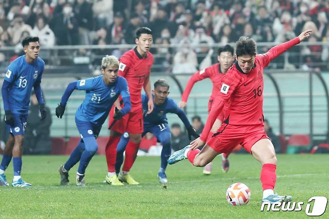 16일 서울 마포구 서울월드컵경기장에서 열린 2026 FIFA 북중미 월드컵 아시아 지역 2차 예선 C조 조별리그 대한민국과 싱가포르의 경기에서 황의조가 패널티킥을 성공시키고 있다. 2023.11.16/뉴스1 ⓒ News1 민경석 기자