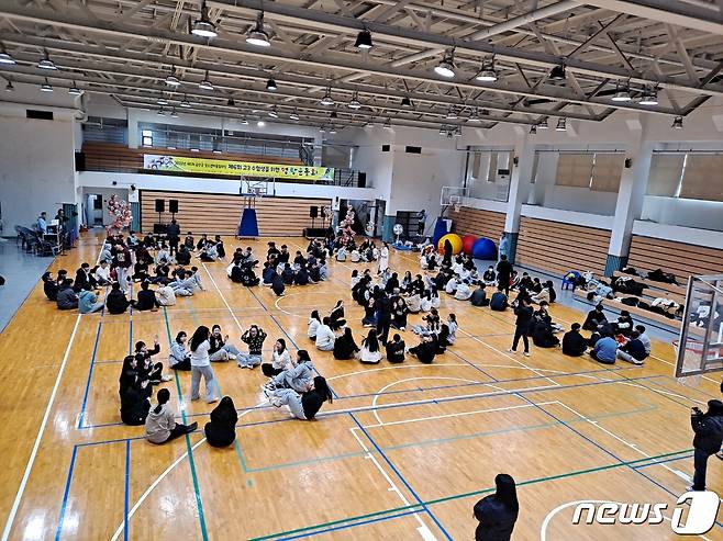 다락원 스포츠센터에서 열린 ‘고3 수험생을 위한 명랑운동회’ 모습. (금산군 제공)/뉴스1