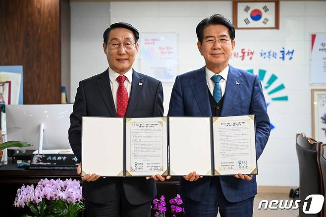 지난 21일 이용록 홍성군수(왼쪽)와 김성조 경북문화관광공사 사장이 문화교류 업무협약을 체결하고 기념촬영을 하고 있다.(홍성군 제공)/뉴스1