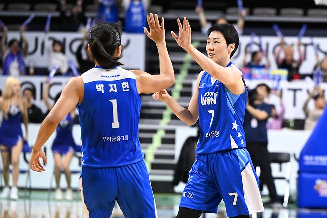 아산 우리은행의 박혜진(오른쪽)과 박지현(WKBL 제공)