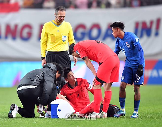 손흥민이 서울월드컵경기장에서 열린 2026북중미월드컵 아시아지역 2차예선 대한민국과 싱가포르의 경기 후반 상대선수들의 거친 파울에 화가 난 표정을 짓고 있다. 2023.11.16.  상암 | 강영조기자 kanjo@sportsseoul.com