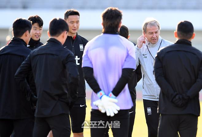 싱가포르와의 월드컵 예선을 앞둔 대한민국 축구대표팀의 클린스만 감독(오른쪽)이 14일 목동운동장에서 훈련을 진행하기 전 선수들에게 이야기를 하고 있다. 2023. 11. 14.  박진업기자 upandup@sportsseoul.com