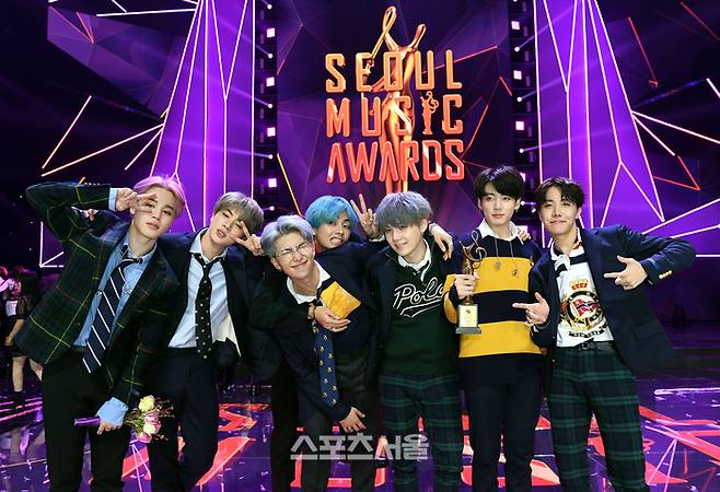 그룹 방탄소년단(BTS)이 15일 서울 고척 스카이돔에서 진행된 ‘제28회 하이원 서울가요대상’ 시상식을 마친 뒤 기념촬영에 응하고있다.  2019.01.15. 김도훈기자 dica@sportsseoul.com