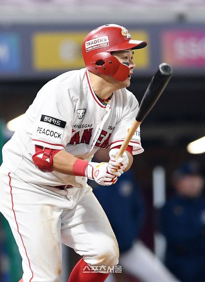 SSG 랜더스 최주환이 23일 인천 SSG 랜더스필드에서 열린 2023 KBO리그 NC 다이노스와 준플레이오프 2차전 5회말 2사 NC 최성영을 상대로 안타를 치고 있다. 2023. 10. 23. 문학 | 박진업기자 upandup@sportsseoul.com