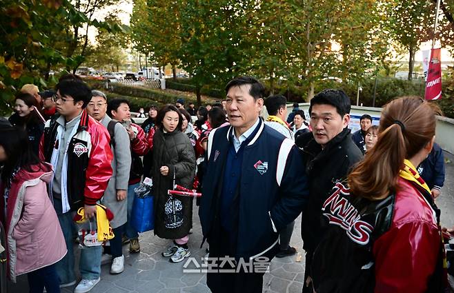 한국야구위원회 허구연총재가 7일 2023 한국시리즈 1차전이 열리는 잠실야구장 안전점검을 하고 있다. 잠실 | 최승섭기자 thunder@sportsseoul.com