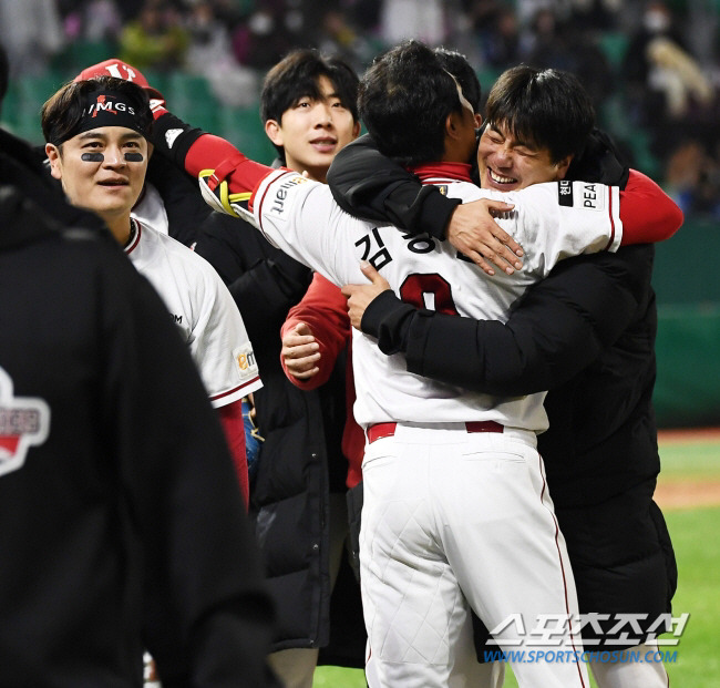 한국시리즈 우승 직후 감격하는 김광현(오른쪽)과 김강민(가운데 오른쪽), 그리고 추신수(왼쪽 끝).

박재만 기자 pjm@sportschosun,com