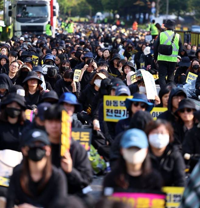 지난 10월 14일 오후 서울 여의도 국회 앞이 공교육정상화 입법촉구 집회에 참가한 교사들로 가득하다.[사진출처=연합뉴스]